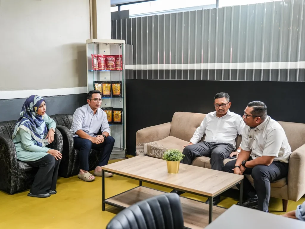 Tetamu berbual dengan pasukan DapoGo di ruang tamu kilang. Foto: Unit Media & Komunikasi MPJ.