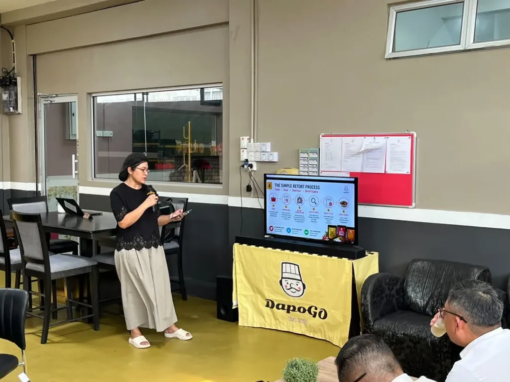Taklimat Datin Zamzarina tentang proses retort DapoGo: masak, kedap, steril, tahan lama.