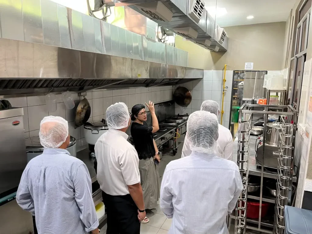 Dapur masakan DapoGo, tempat lauk dimasak dalam kuantiti kilang.