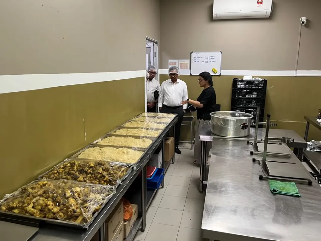 Nasi dan lauk yang sudah dimasak di bilik penyediaan, sebelum diisi ke dalam pek.