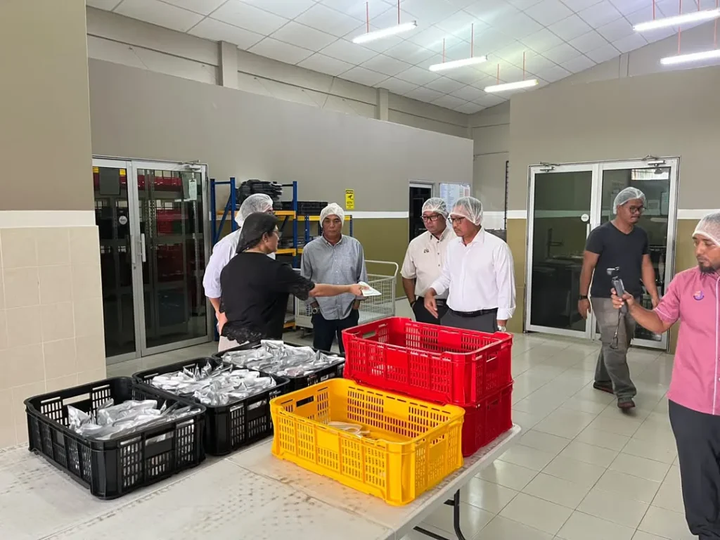 Pek dalam bakul di ruang pembungkusan.