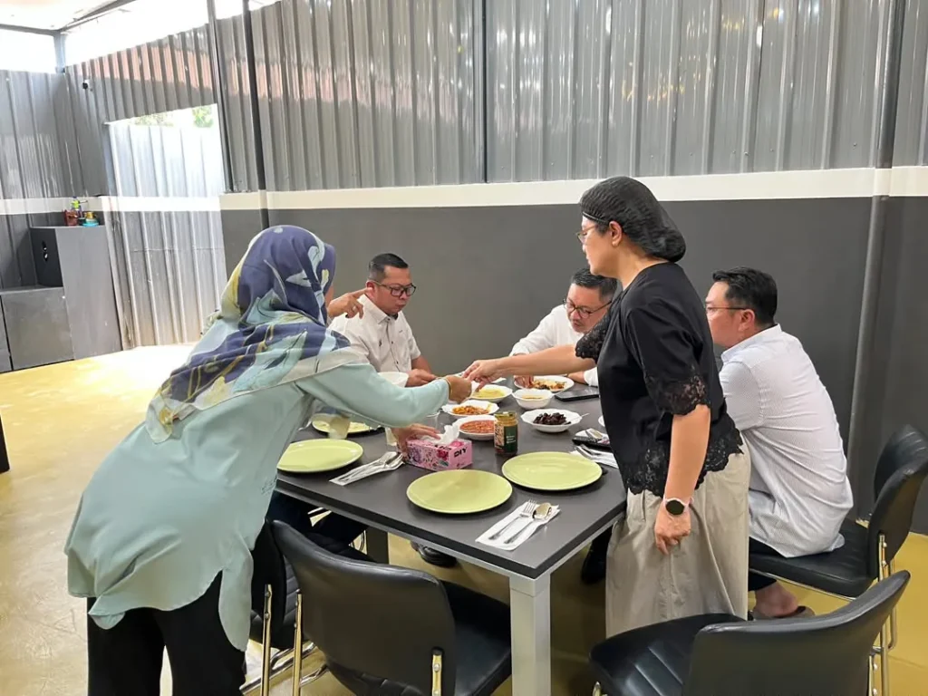 Jamuan di ruang makan kilang pada akhir lawatan.